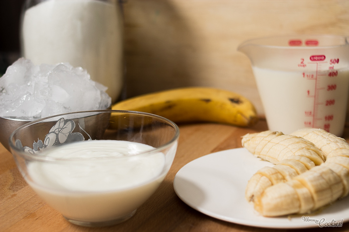 Ingredientes para elaborar un refrescante y sano batido helado de plátano y yogur.