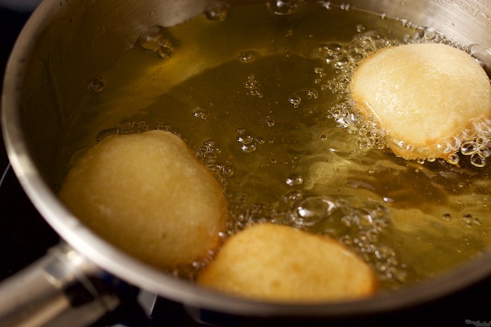 Friendo buñuelos de viento. Son muy agradecidos y se giran solos.