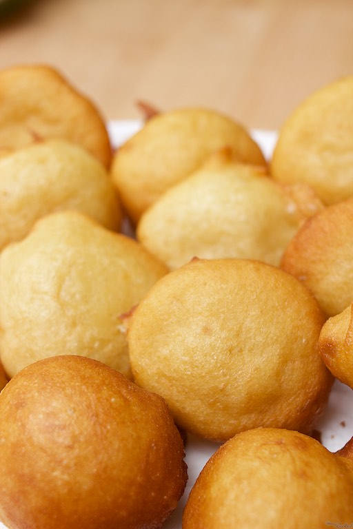 Buñuelos de viento recién fritos. Las Bolas de Dragón existen.