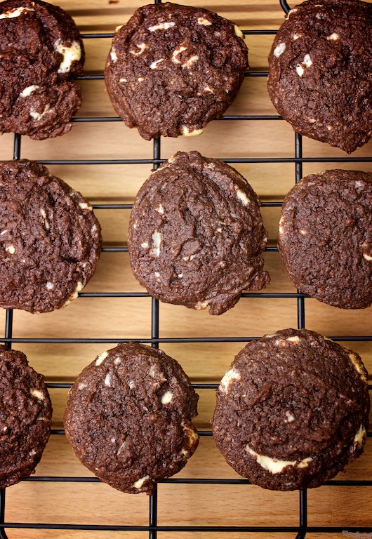 Voilá! Cookies americanas con chips de chocolate, cocinadas en un ratito. Receta para golosos sin tiempo.