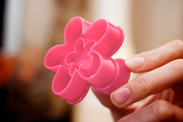 El cortador con expulsor ideal para las galletas &laquo;Linz&raquo;. &iexcl;Bot&oacute;n m&aacute;gico!