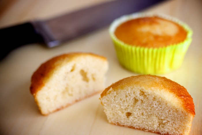 Sí, hemos destruído un cupcake para que veáis el corte. Jamás podremos perdonárnoslo