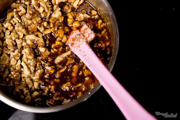 Nueces... engrudo... ¿A que parece un cerebrito? Acostumbraos, el sabor irá directo a él.