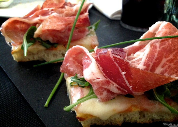 Buenísima bruschetta. Una forma glamourosa de llamar a una tosta nacional. 