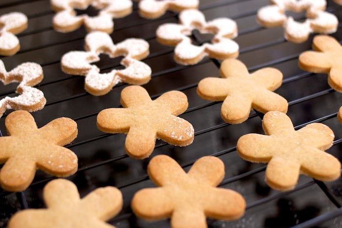 Galletas Linz con nuestra propia masa de galleta. Con los bordes bien horneados y listas para aguantar tentaciones.