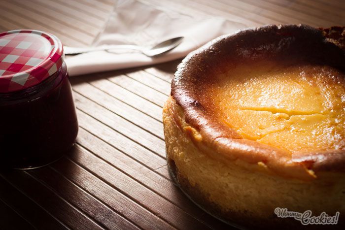 Efectivamente, nuestra «New York Cheesecake» lleva crema agria y un torrente obsceno de sabor.