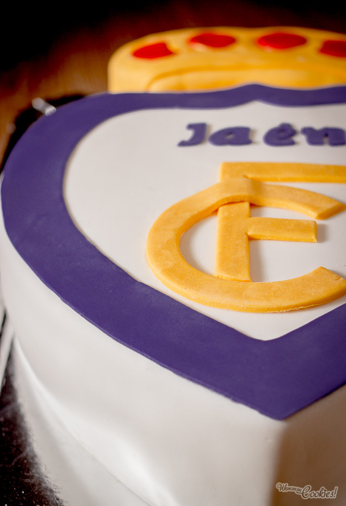 El escudo del Real Jaén C.F. atrapado en fondant y en formato de tarta, que endulza tanto las derrotas como las victorias. Un win-win.