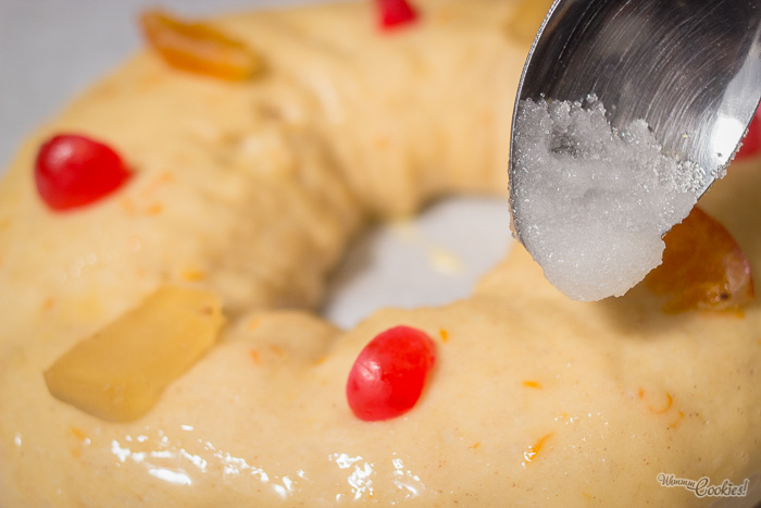 Un poco de azúcar humedecido para decorar el Roscón de Reyes.