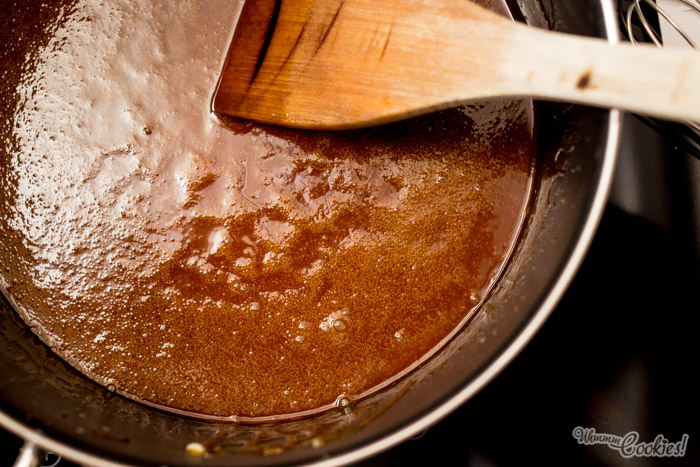 Pueden quedar unas burbujitas en nuestra salsa de toffee. Se deshacen solas con el reposo.