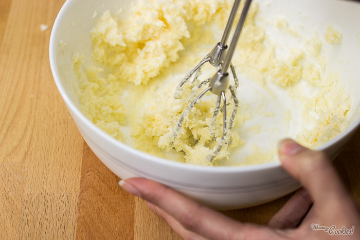 Parece puré de patatas, pero no, es mantequilla enrollándose con el azúcar. Niños, no miréis