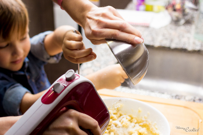 Niños, esos grandes desconocidos en la cocina. No les importa mancharse, a nosotros nos aterra devolvérselos manchados a sus padres.